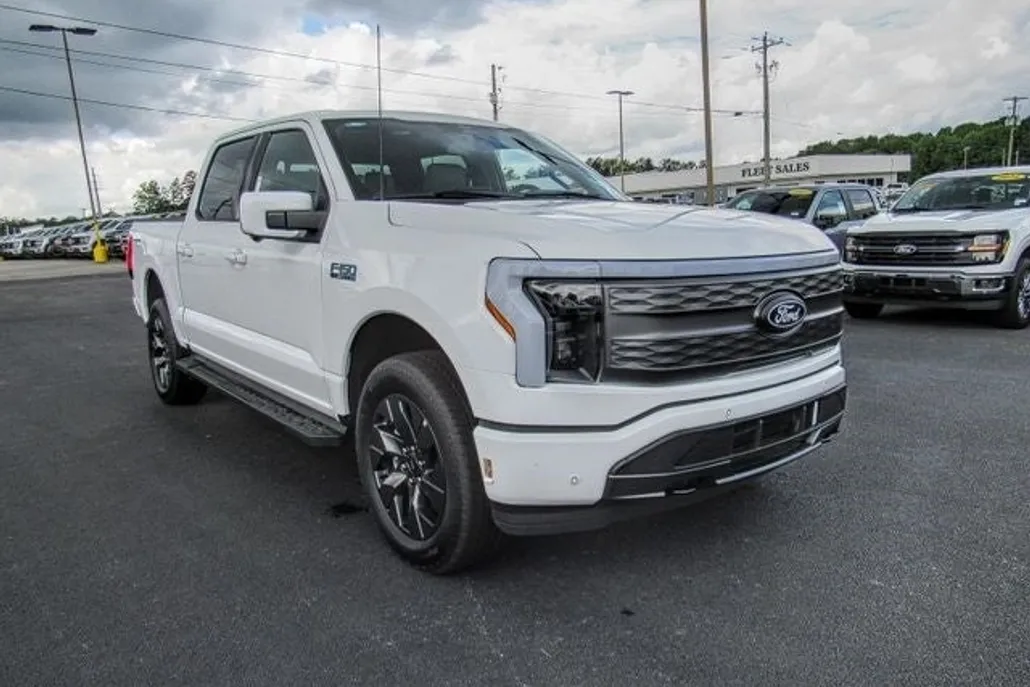 2025 Ford F-150 Lightning Lariat photo 1