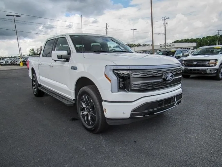 2025 Ford F-150 Lightning Lariat photo 1