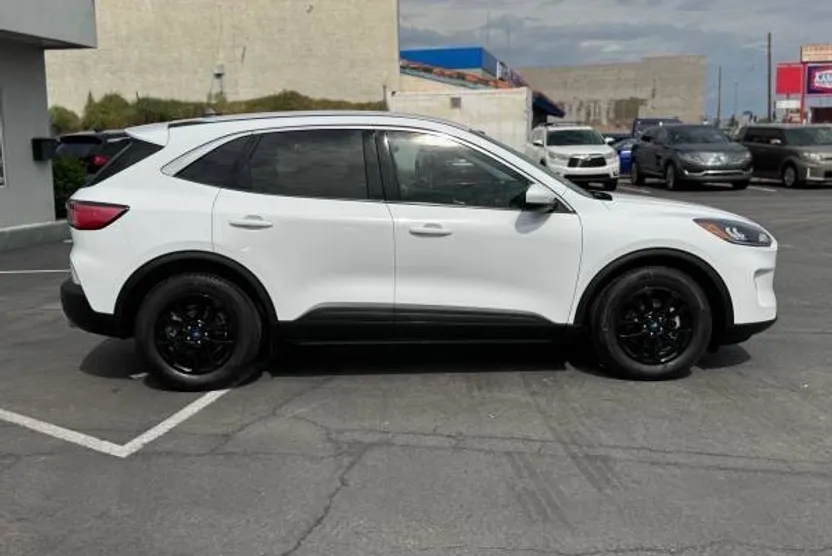 2021 Ford Escape SE photo 1