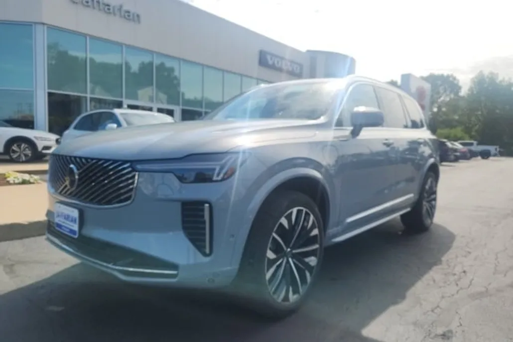 2026 Volvo XC90 T8 Plus photo 1