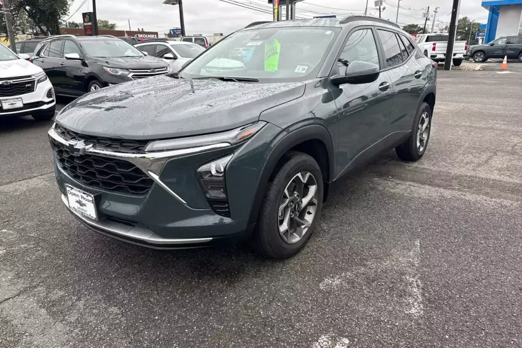 2025 Chevrolet Trax LT photo 1