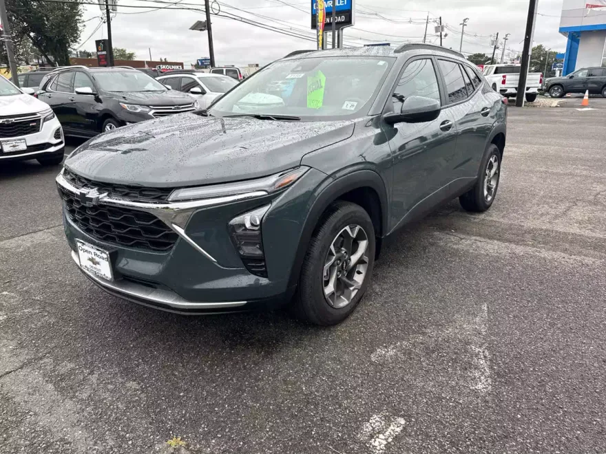2025 Chevrolet Trax LT photo 1