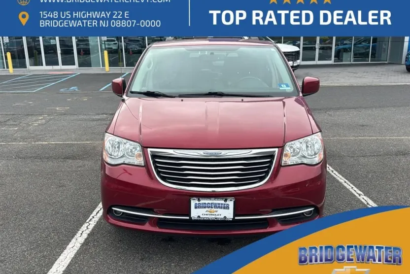 2016 Chrysler Town & Country Touring photo 1
