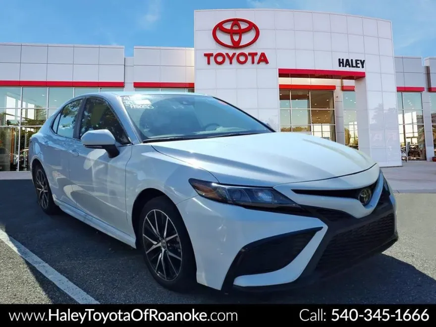 2024 Toyota Camry SE photo 1