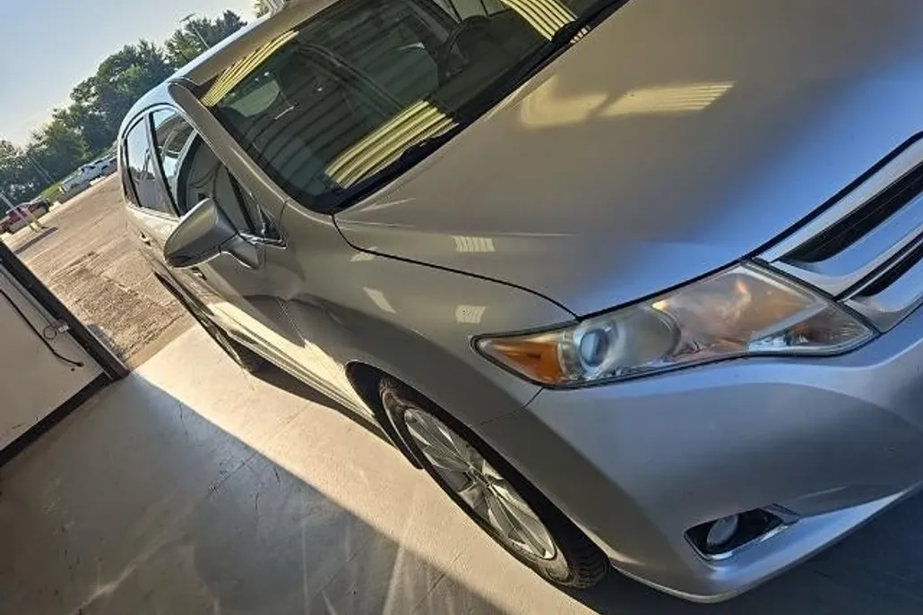 2013 Toyota Venza LE photo 1