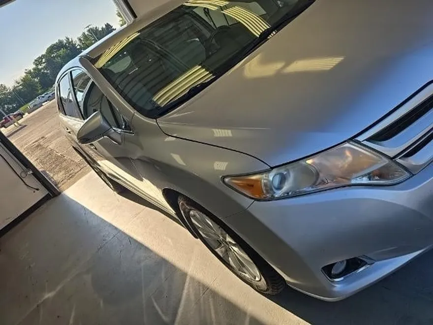 2013 Toyota Venza LE photo 1