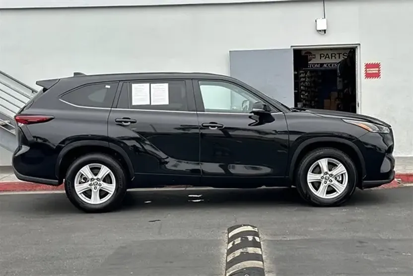 2024 Toyota Highlander LE photo 1