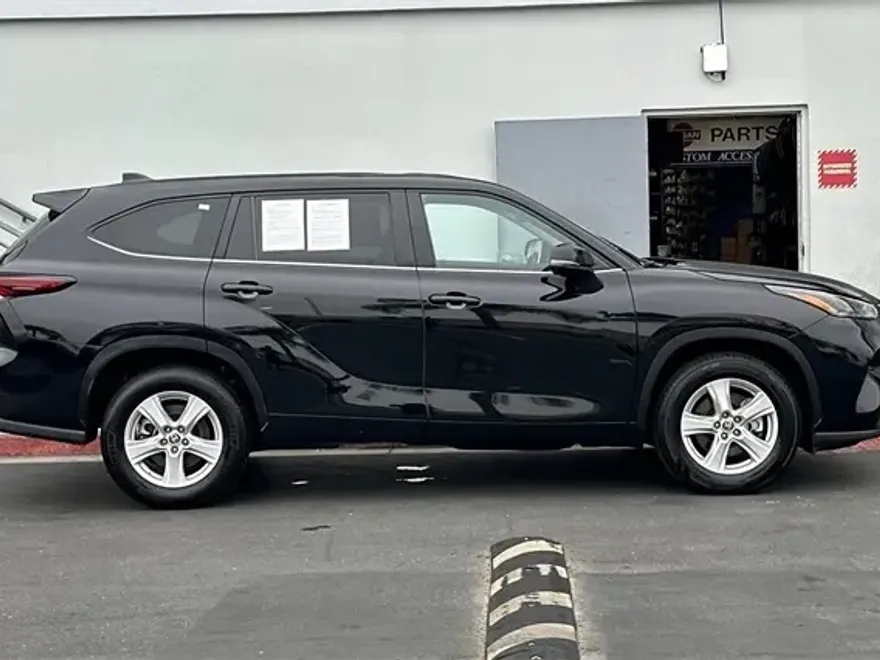 2024 Toyota Highlander LE photo 1