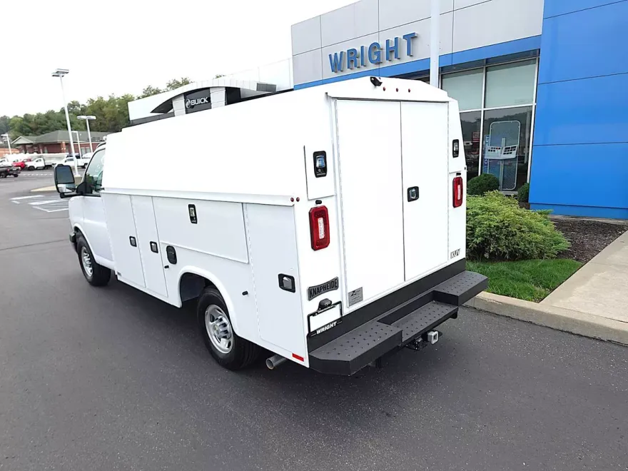 2025 Chevrolet Express Cutaway 3500 photo 1