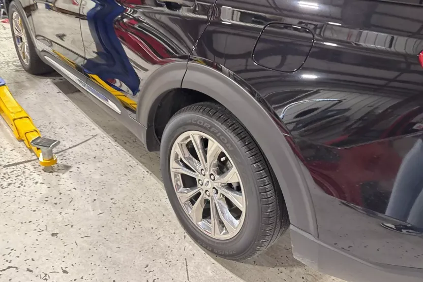 2023 Ford Explorer XLT photo 1