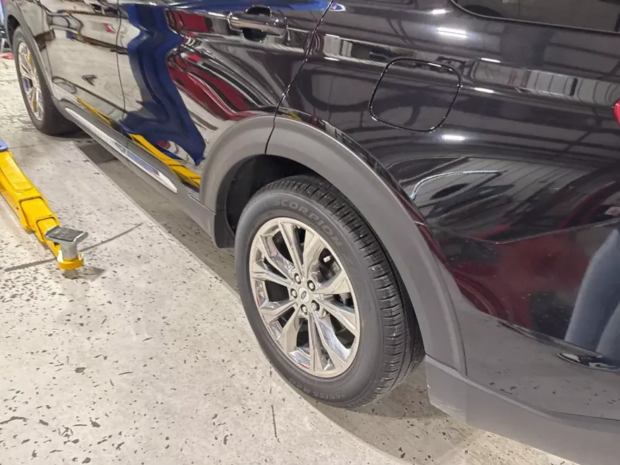 2023 Ford Explorer XLT photo 1