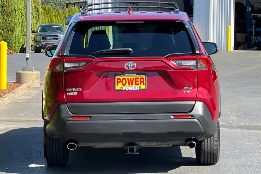 2019 Toyota RAV4 XLE photo 1