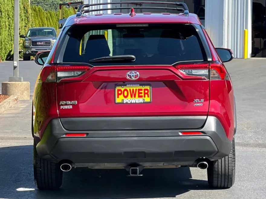 2019 Toyota RAV4 XLE photo 1
