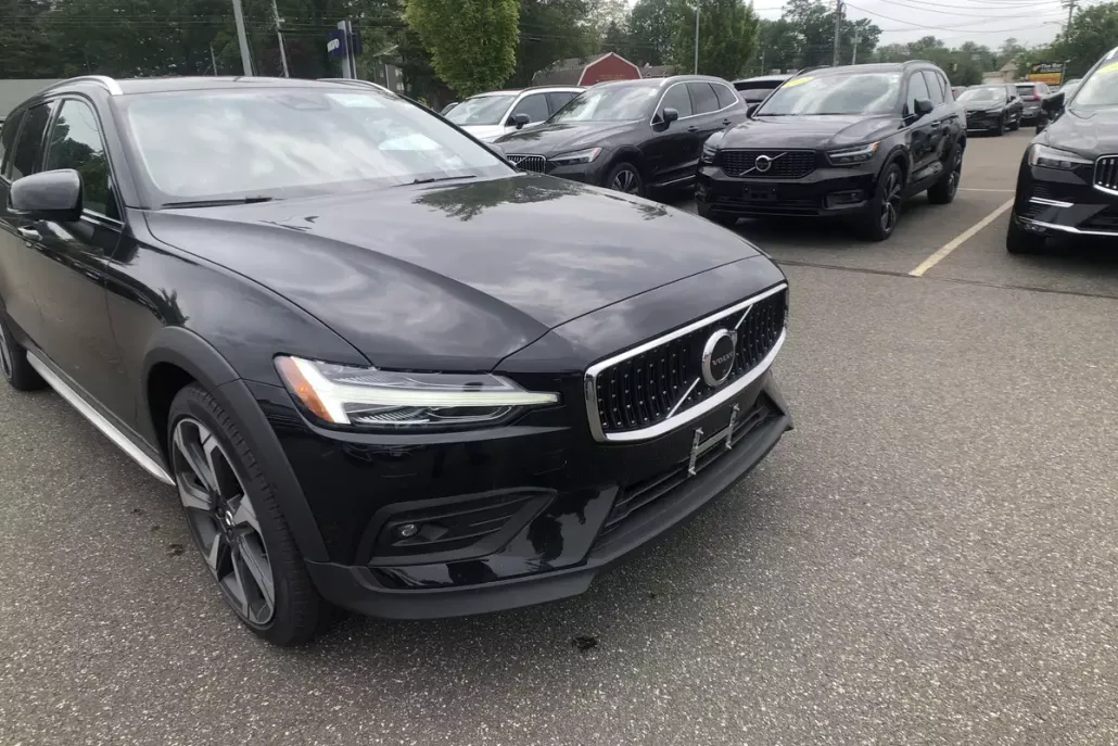 2025 Volvo V60 Cross Country B5 photo 1