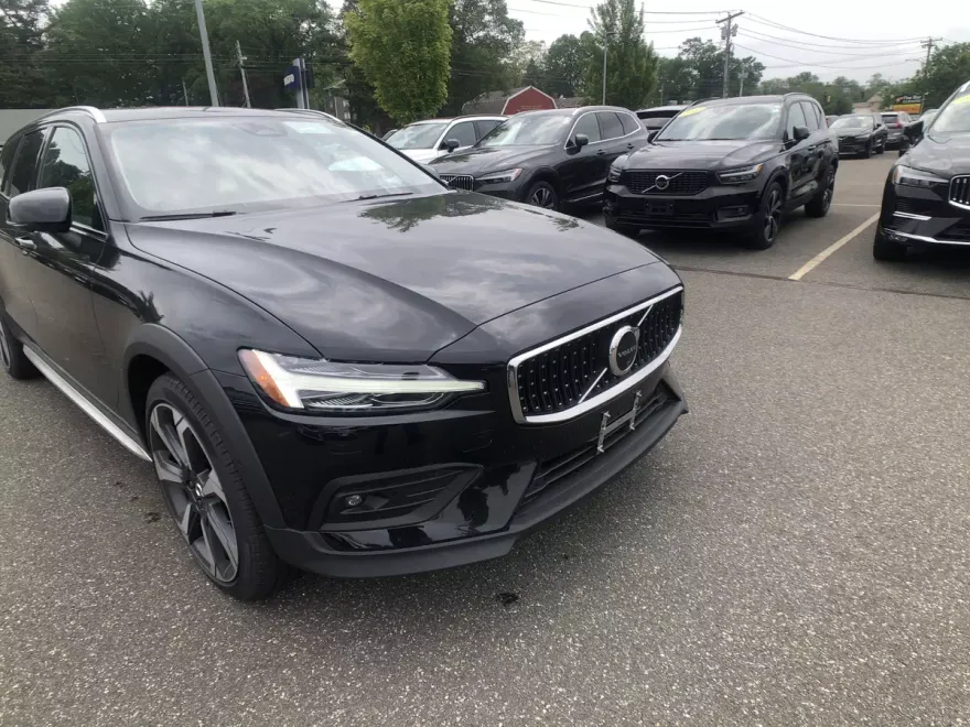 2025 Volvo V60 Cross Country B5 photo 1