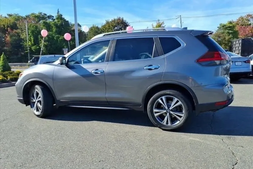 2019 Nissan Rogue SV photo 1