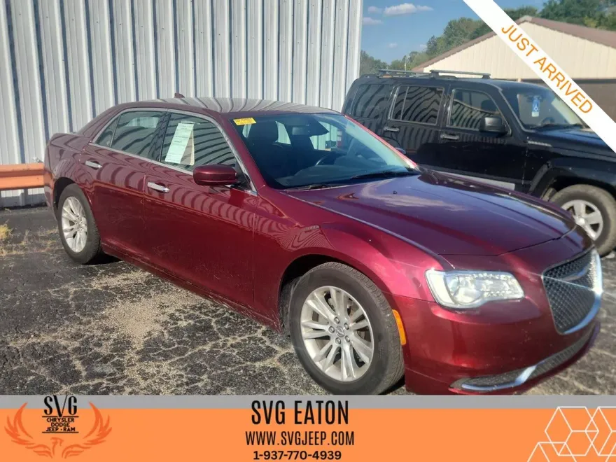 2018 Chrysler 300 Touring L photo 1