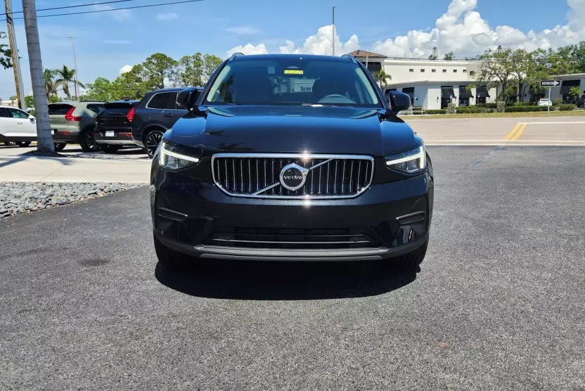 2025 Volvo XC40 Core photo 1
