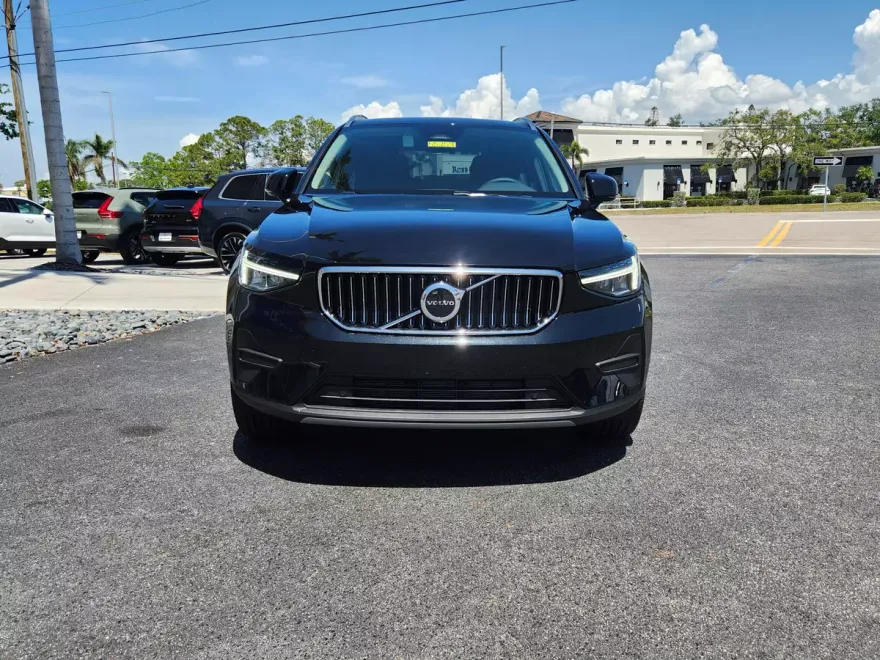 2025 Volvo XC40 Core photo 1