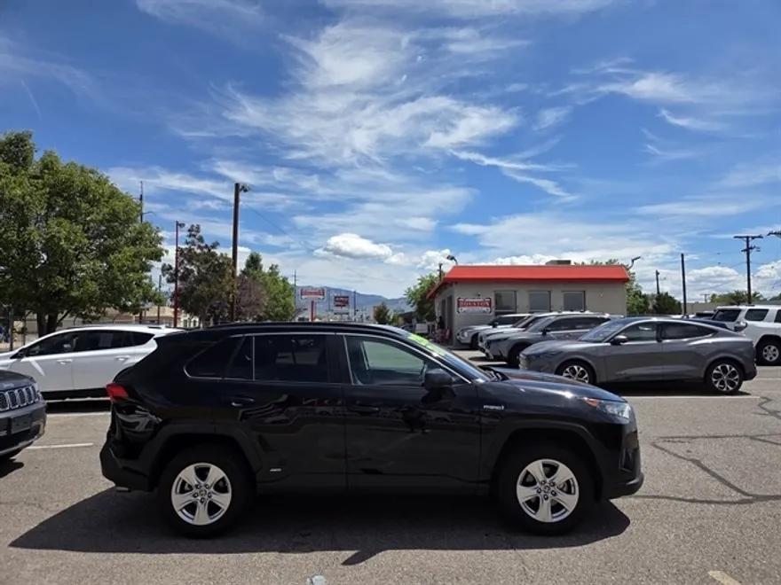 2021 Toyota RAV4 Hybrid LE photo 1