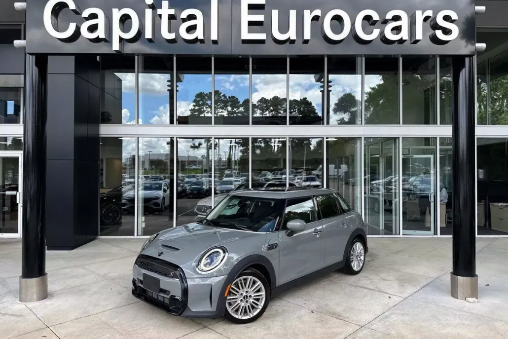 2023 Mini Cooper 4 Door Hardtop Signature photo 1
