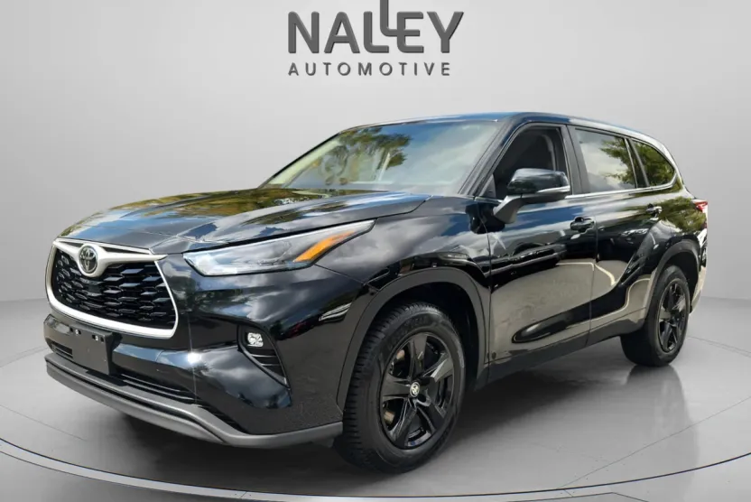 2023 Toyota Highlander LE photo 1