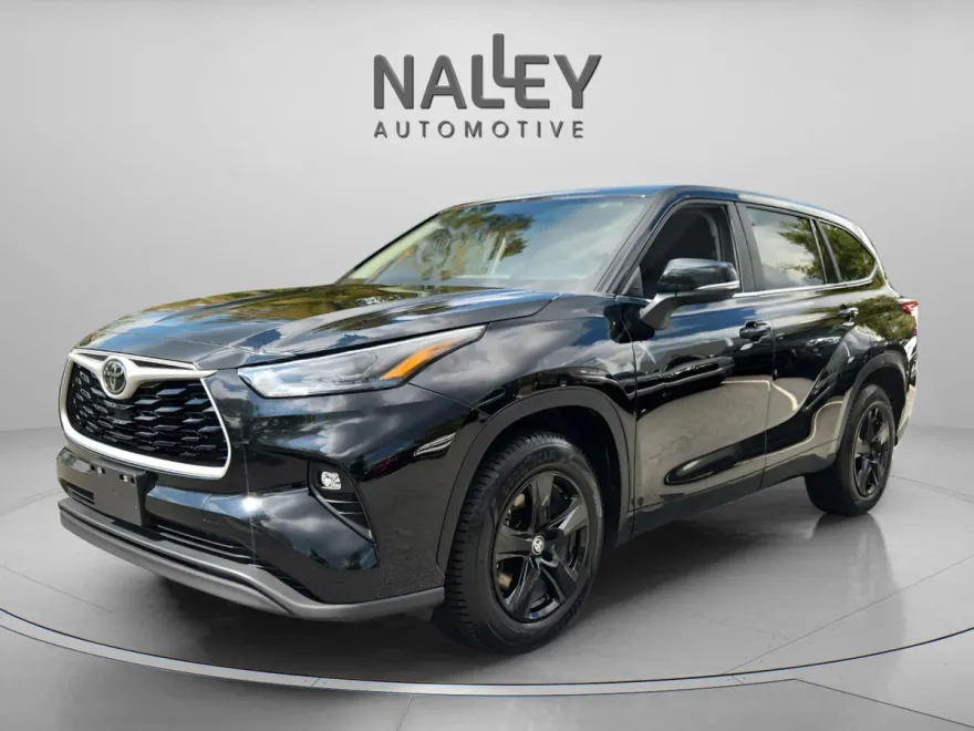 2023 Toyota Highlander LE photo 1