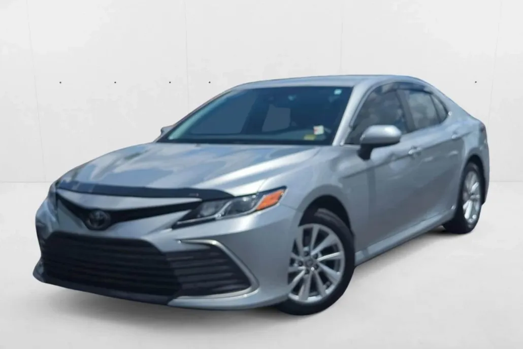 2023 Toyota Camry LE photo 1
