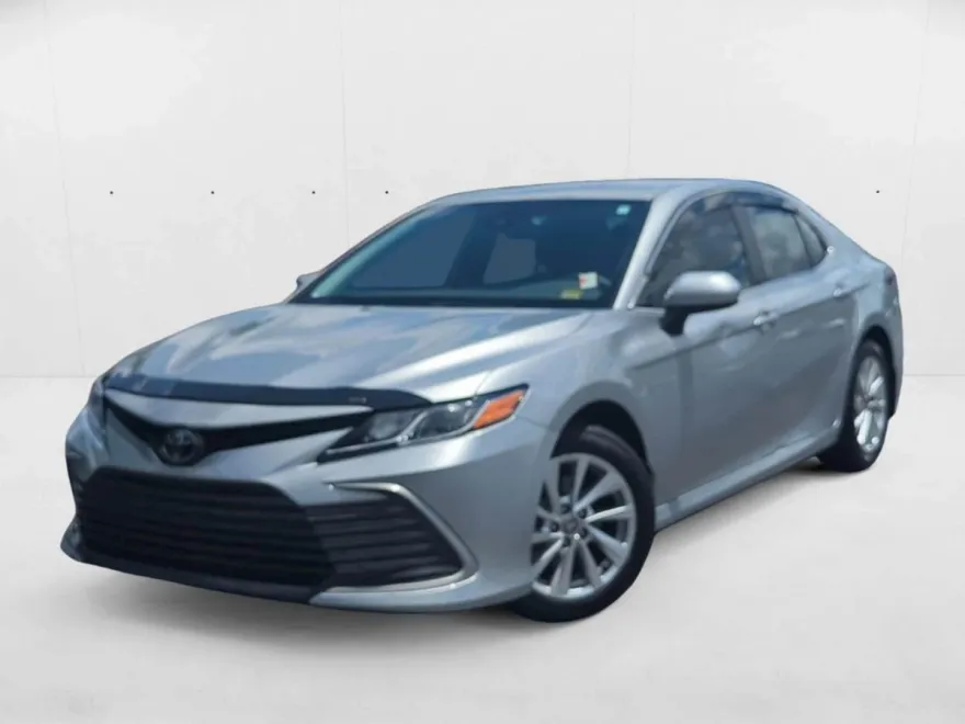 2023 Toyota Camry LE photo 1