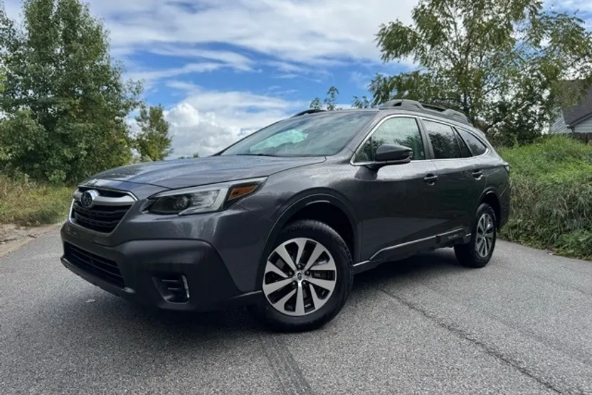 2022 Subaru Outback Premium photo 1