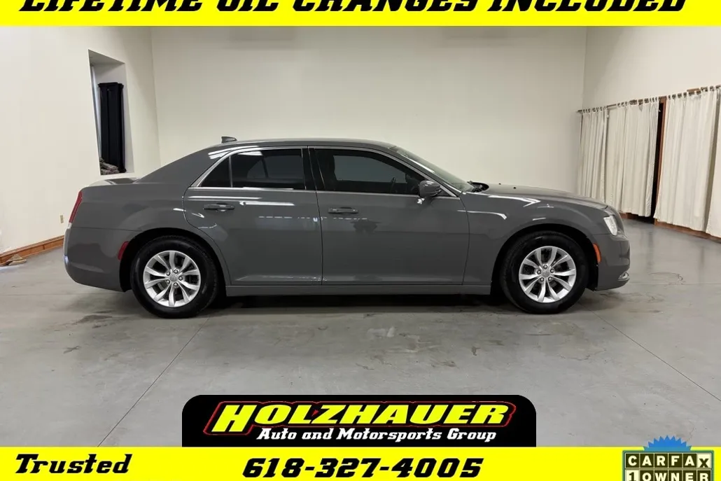 2018 Chrysler 300 Touring photo 1