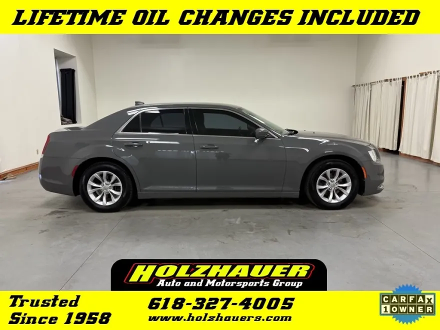 2018 Chrysler 300 Touring photo 1