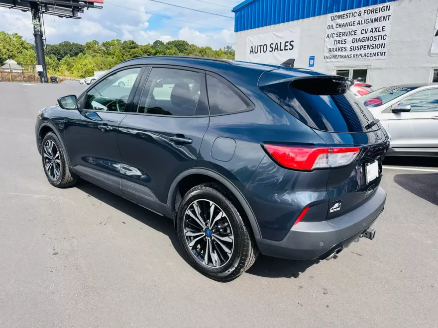 2022 Ford Escape SEL photo 1