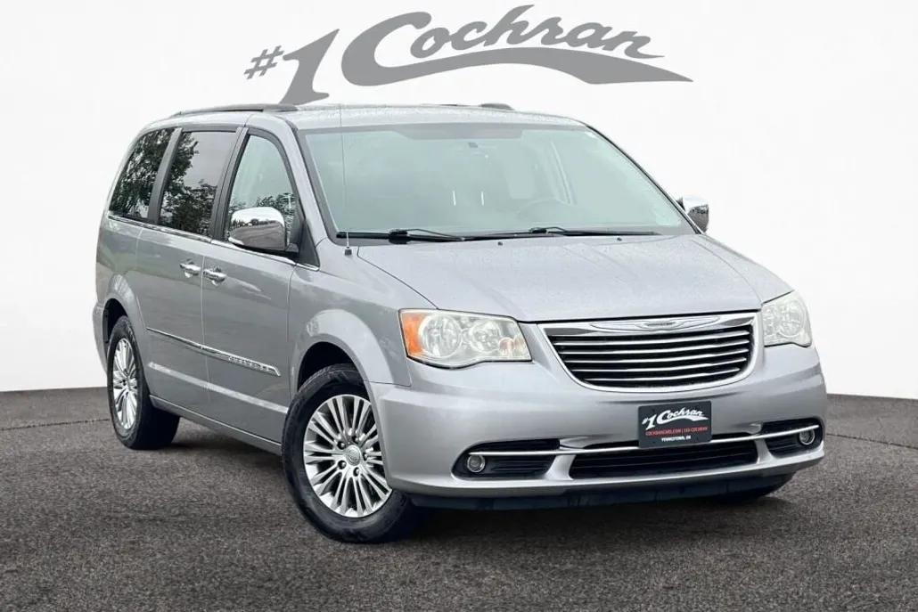 2013 Chrysler Town & Country photo 1