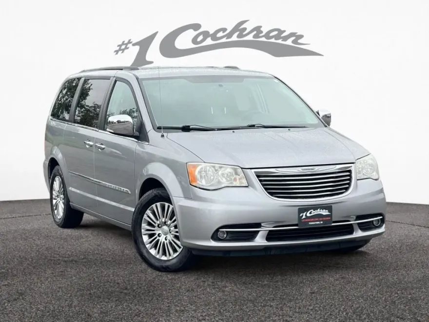 2013 Chrysler Town & Country photo 1