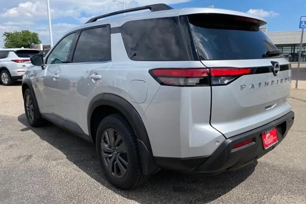 2022 Nissan Pathfinder SV photo 1