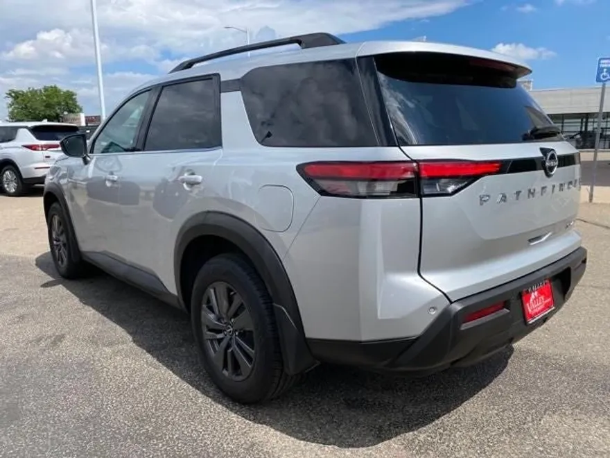2022 Nissan Pathfinder SV photo 1