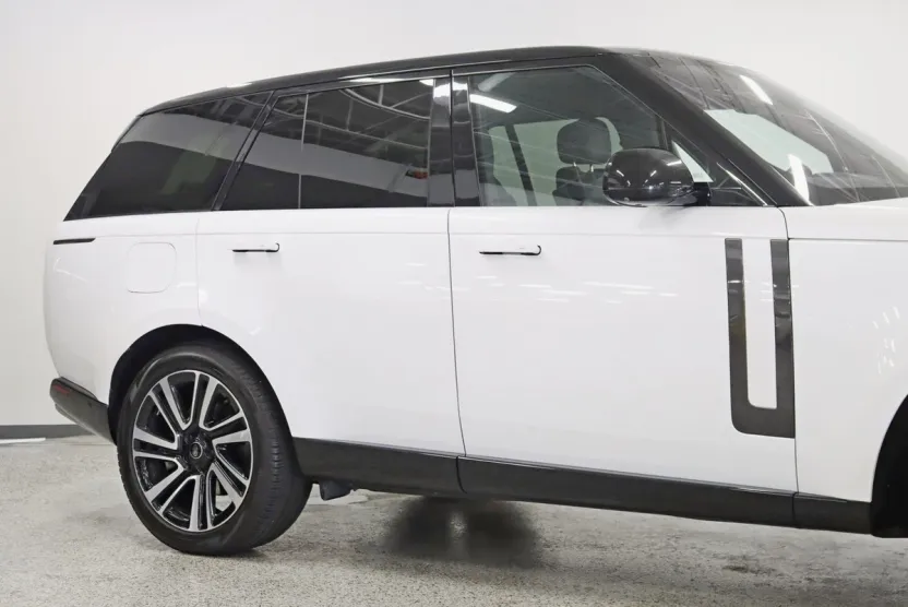 2023 Land Rover Range Rover SE photo 1