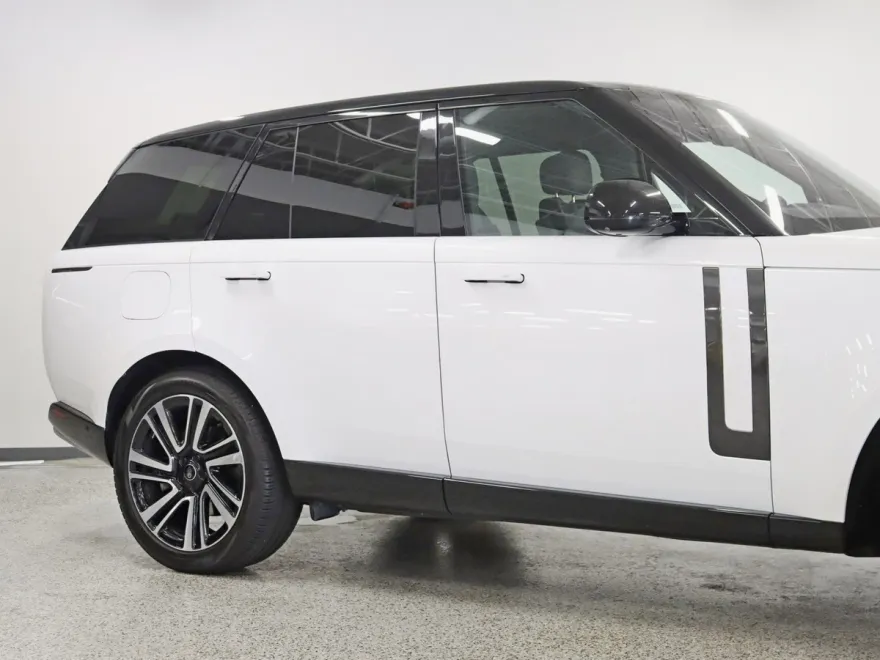 2023 Land Rover Range Rover SE photo 1