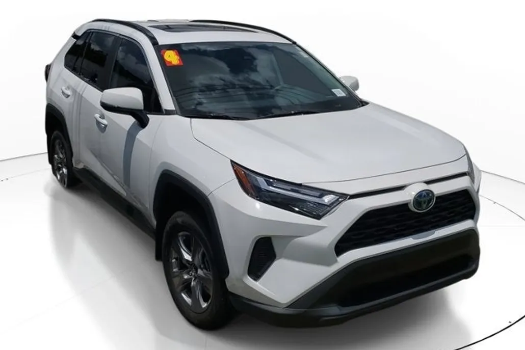 2024 Toyota RAV4 Hybrid XLE photo 1