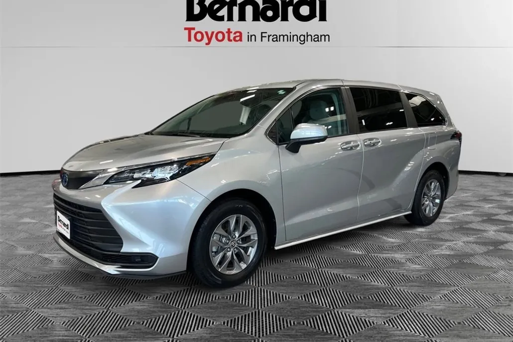 2024 Toyota Sienna LE photo 1