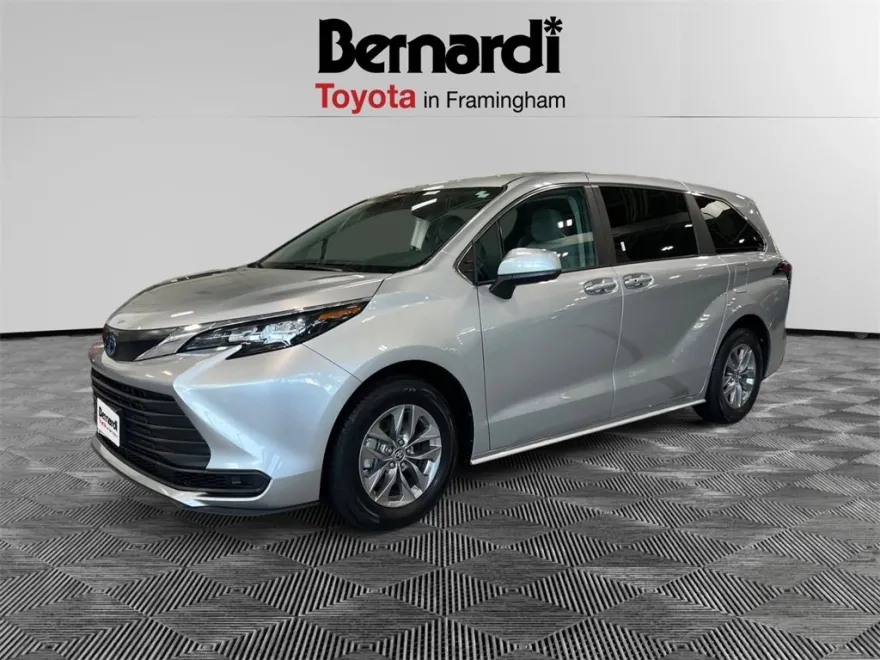 2024 Toyota Sienna LE photo 1