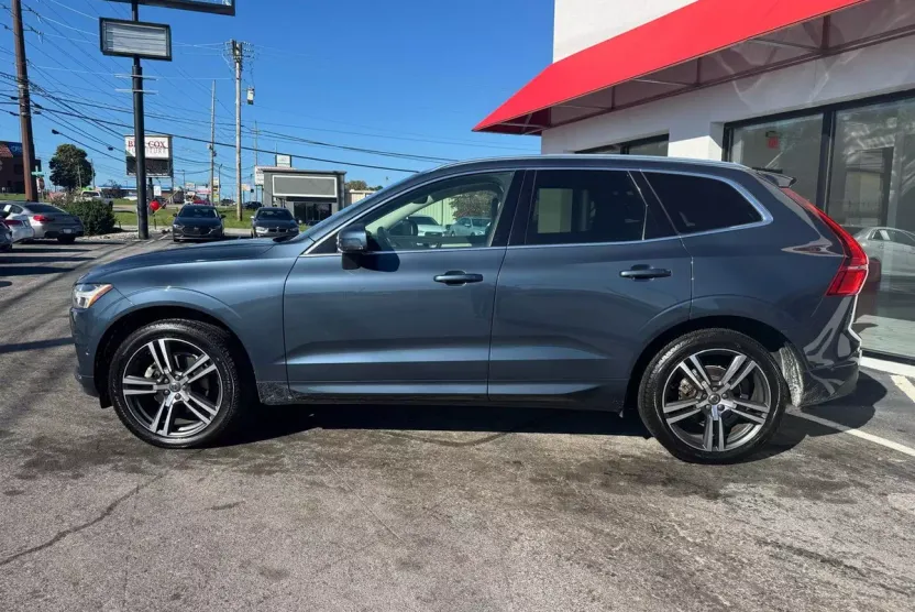 2019 Volvo XC60 T5 Momentum photo 1