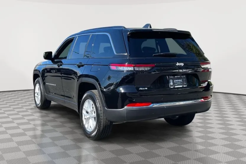 2025 Jeep Grand Cherokee Laredo photo 1