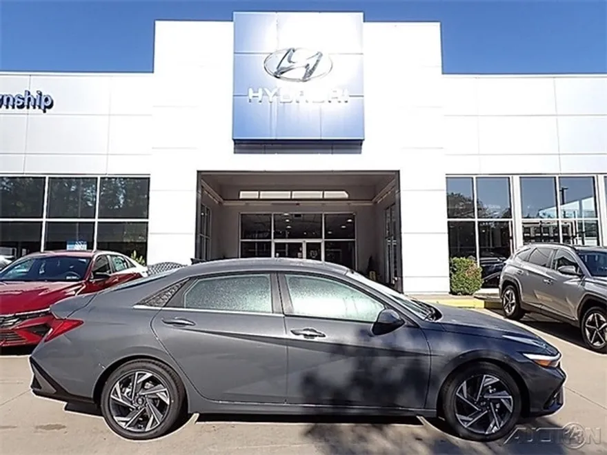 2025 Hyundai Elantra Limited photo 1