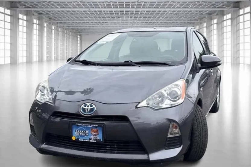 2013 Toyota Prius C photo 1