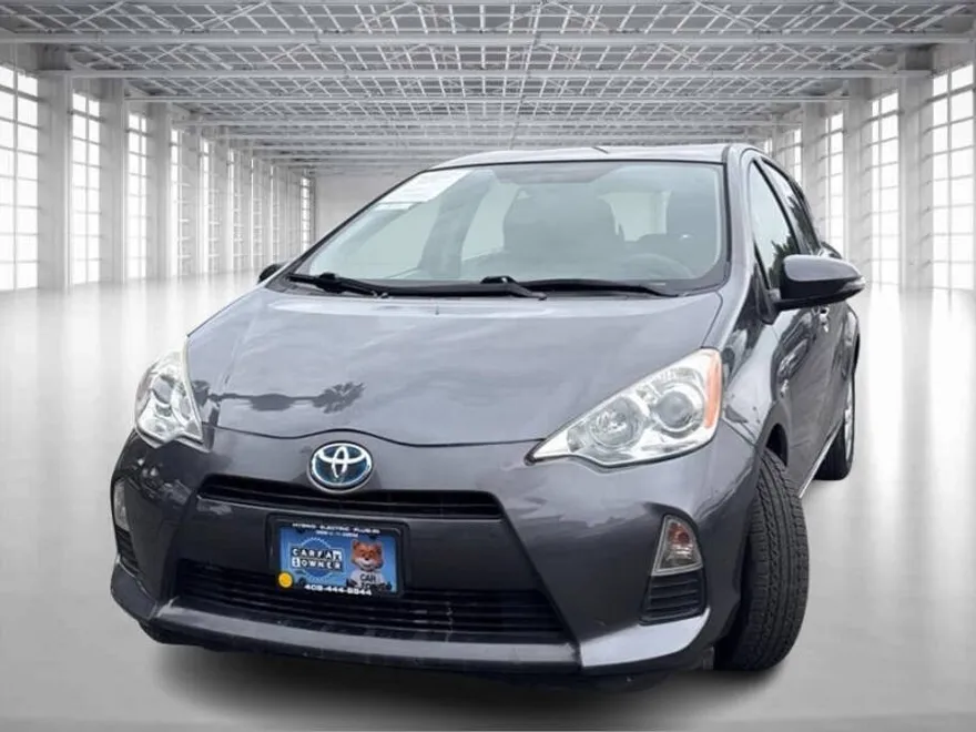 2013 Toyota Prius C photo 1