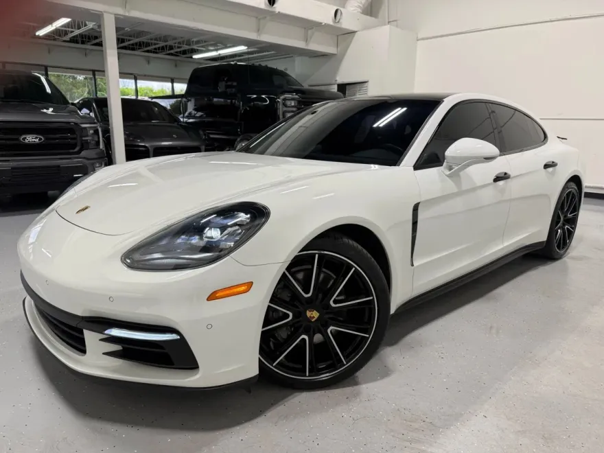 2018 Porsche Panamera Base 4 photo 2