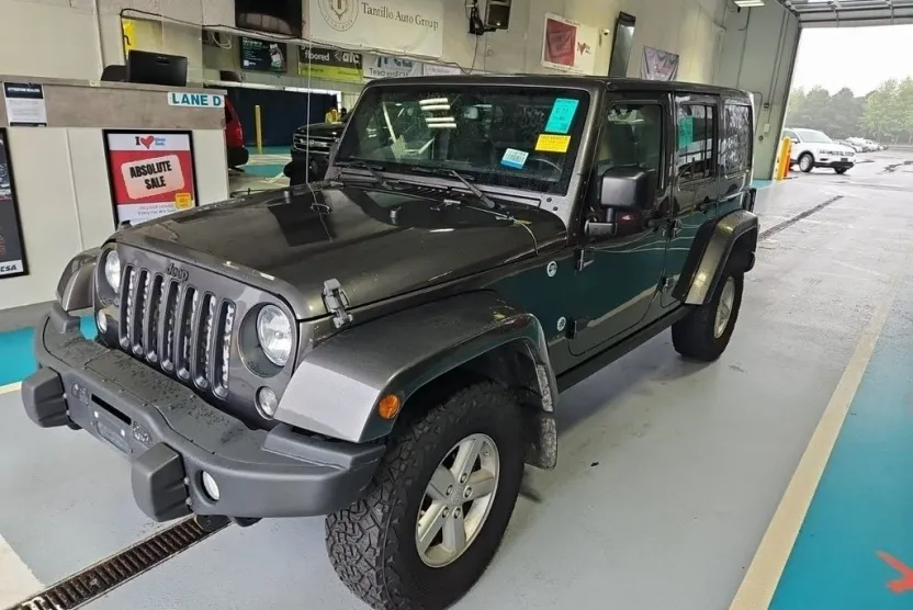 2016 Jeep Wrangler Unlimited Sahara photo 1