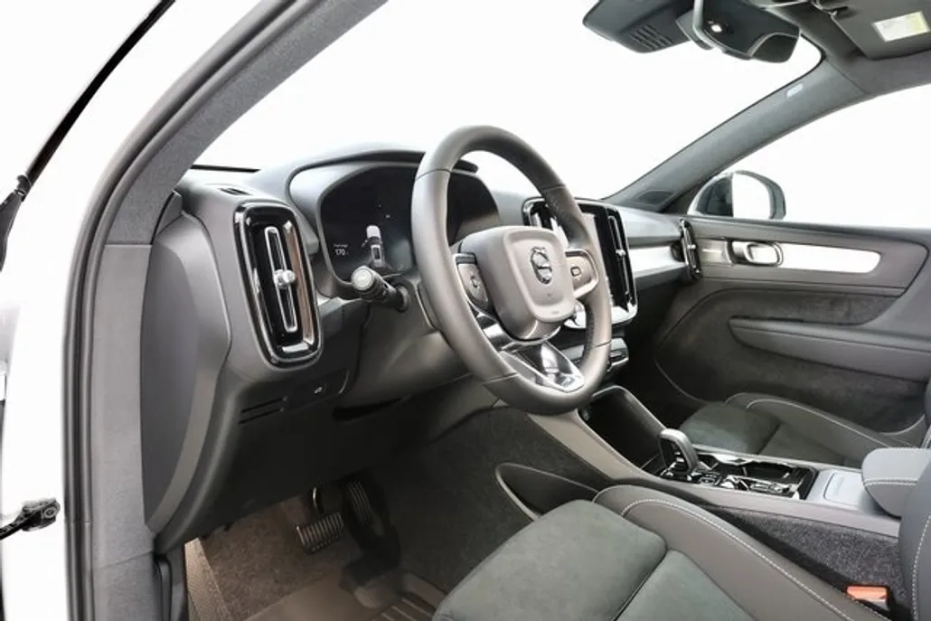 2026 Volvo XC40 photo 1